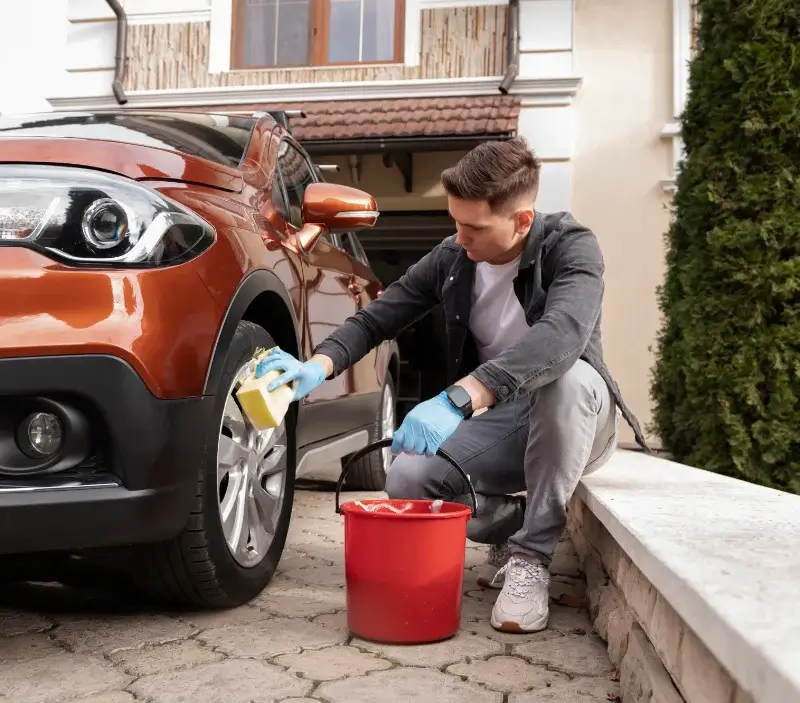 Lavage auto à domicile Bonnevaux : professionnel intervenant sur un véhicule